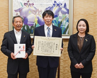 感謝状を手にする荒川会長（中央）と奥嶋委員長（右）