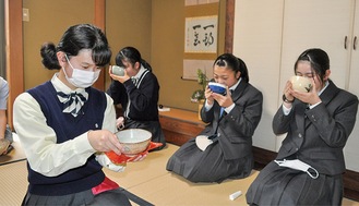 静寂の中、お茶を楽しむ