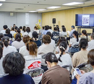 講師の話に真剣に耳を傾ける参加者ら