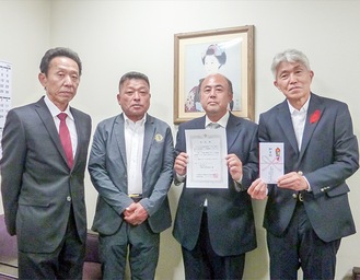 （左から）渡辺副会長、杉山会長、山崎委員長、小林事務局長