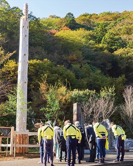 新たな御柱が建てられ神事が行われた