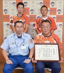 感謝状が贈られた稲垣さん（後列右）、萩原さん（同左）、秋山さん（前列右）と武樋消防署長