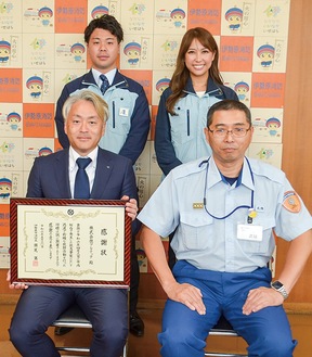 感謝状が贈られた識野さん（後列右）、明石さん（後列左）、押木さん（前列左）と武樋消防署長