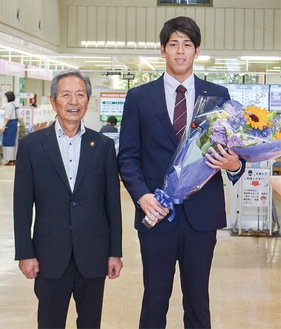 高山市長から花束が贈られた眞野選手