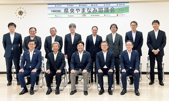 前列左から高橋秦野市長、高山松太郎伊勢原市長、山口厚木市長、岩澤吉美清川村長、小野澤豊愛川町長