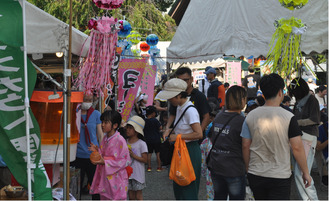 初夏の風物詩「花の市」盛況