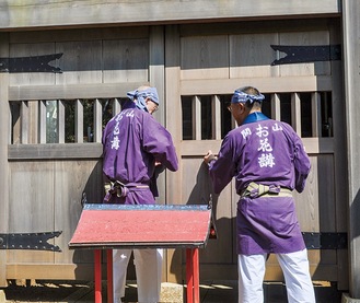 登拝門の鍵を開けるお花講（昨年の様子）