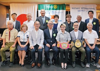 前列左から受賞した河口さん、清水さん、川上さん、天野会長、松田恵里さん、松田和彦さん、稲葉さん、上妻さん（後列中央）