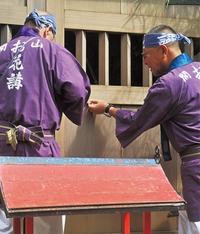 登拝門の鍵を開けるお花講