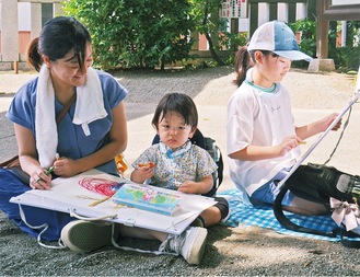 日陰を選び写生する参加者