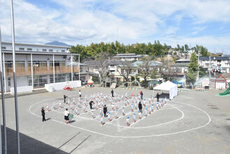 広々とした園庭で運動会の練習に励む