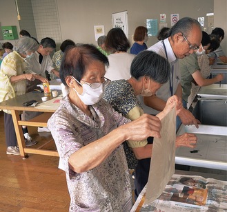 夢中で加工に挑戦する参加者ら