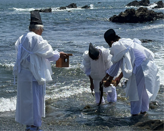 ３人の所役が浜砂、海水、海藻を採取