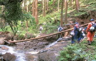 登山道の踏査を行う山岳救援隊員ら（市消防本部提供）