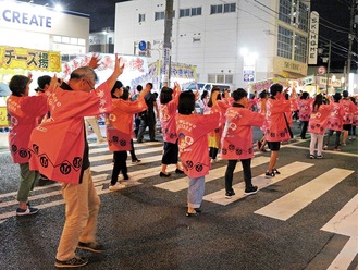 「伊勢原おどり」と「大山音頭」を踊る