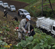 　市道で草刈りボラを実施