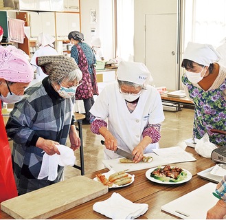 越水さん（中央）の教えを聞く参加者