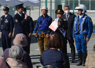 さまざまな警察の仕事を紹介する穂積さん