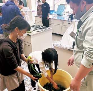 慎重に漬けダルに敷き詰められた