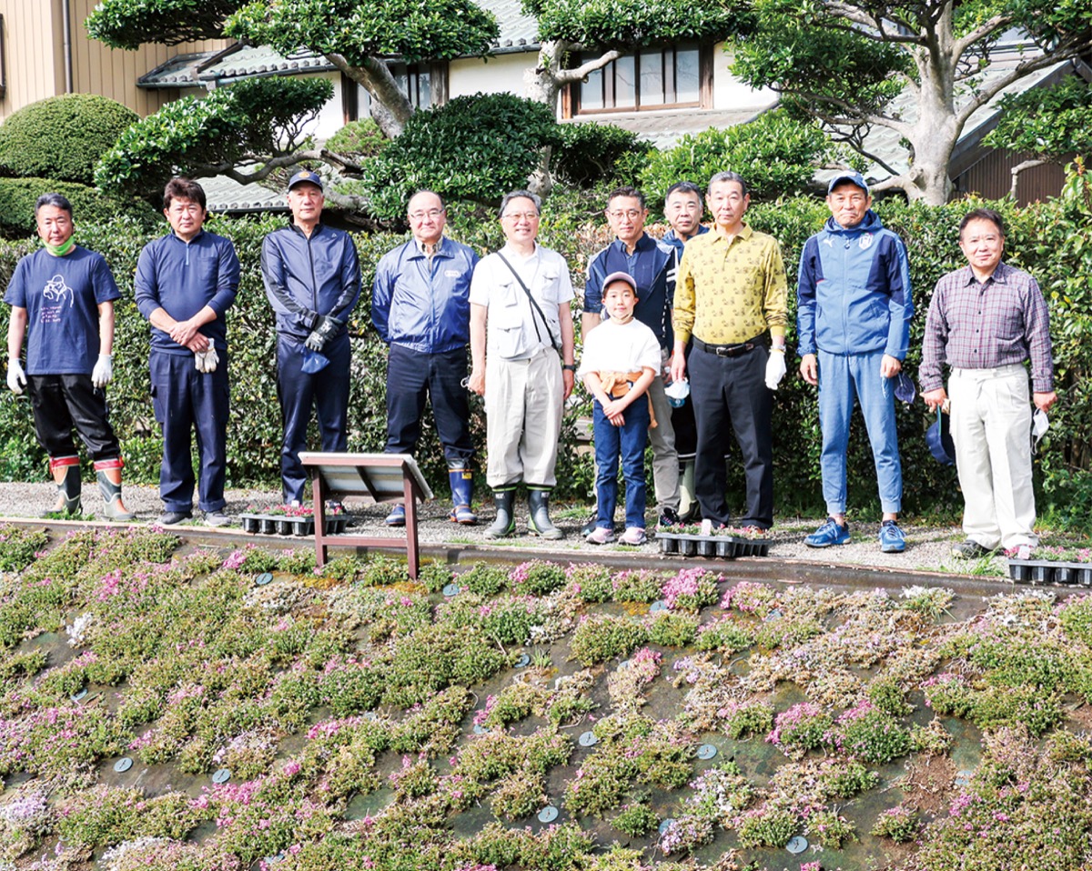 渋田川の芝桜を守る 伊勢原ロータリークラブ 会員らが植栽活動 伊勢原 タウンニュース