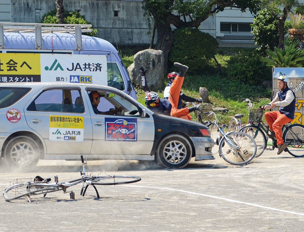 山王中で自転車安全教室 スタントマンが事故再現 | 伊勢原 | タウン