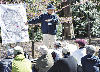 綾瀬の歴史を説明する高橋さん