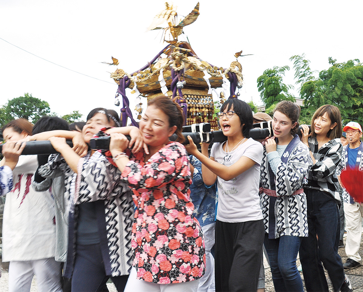 日本の粋 留学生が体験 小園子の社 例大祭のみこしで 綾瀬 タウンニュース