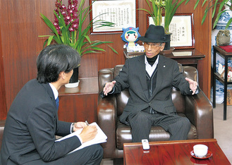 インタビューに応じる大矢村長。任期満了まであと２カ月。万全の状況で後進に道を託したいと、闘病しながら職務にあたっている