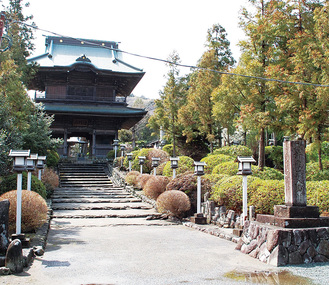 田代半僧坊の名で親しまれる愛川町の勝楽寺。巨大な山門は県央随一として知られる