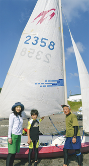 大会に初出場したレース後の３人（左から本島海音子さん、駿太郎君、仁藤勝郎さん）