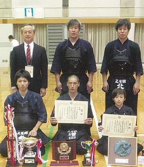 団体戦の優勝メンバーと磯部館長（左上）