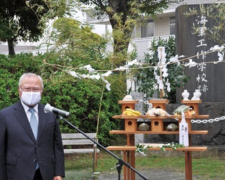 久里浜公園にある石碑の前であいさつする益子さん