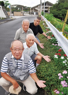 メンバーたちで鷹取中の正門前に植栽した花