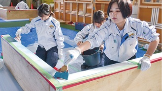 同社の訓練校でウレタン防水の実習も