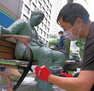 ベンチの板を新調し、手すりを黒く塗り直した