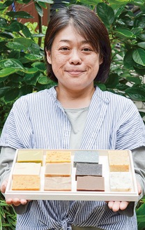 様々な地元の食材などからせっけんを手作りする原田憂子さん