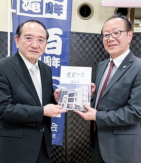 上田会長（左）と編集担当の富岡浩司さん