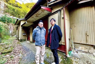 再生をめざす家屋の前で麦島さん（左）と青木さん