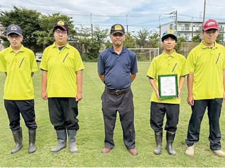 日本芝生文化大賞を受賞した部員と石井教諭（同部提供）