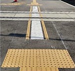 ▶整備イメージ。踏切道内に誘導用点字ブロックを設置＝国土交通省道路局提供