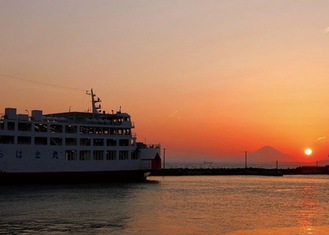 夕日を見ながらお酒が楽しめる(同社提供)