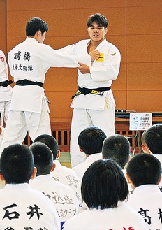 実演指導を行う田嶋選手（右）