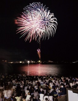 久里浜港から打ちあがる花火を眼前に、宵のひと時を楽しむ人々