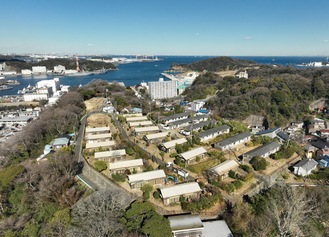 高台に位置し、長浦湾を望む旧市営田浦月見台住宅(同社提供の空撮写真)