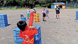 歓声をあげて水鉄砲合戦を楽しむ三崎小の児童ら