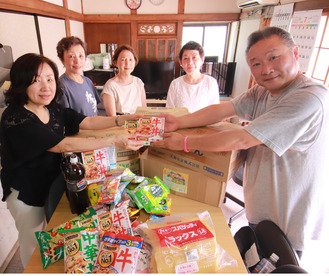 町田会長(手前左)と和田理事長(手前右)