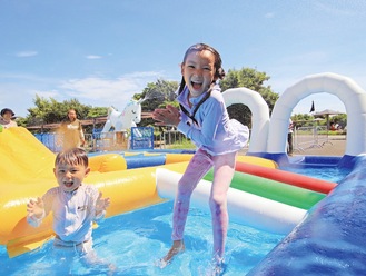 同園のプールで水遊びをする子どもら