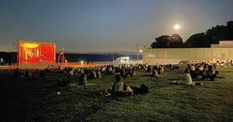 過去の野外映画館の様子（同館提供）