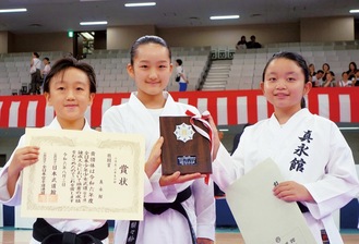 小学５・６年の部Ａブロックで入賞した（左から）岡崎さん、小野寺さん、青木さん（写真提供）