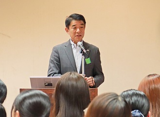 生徒を前に講演する大竹氏